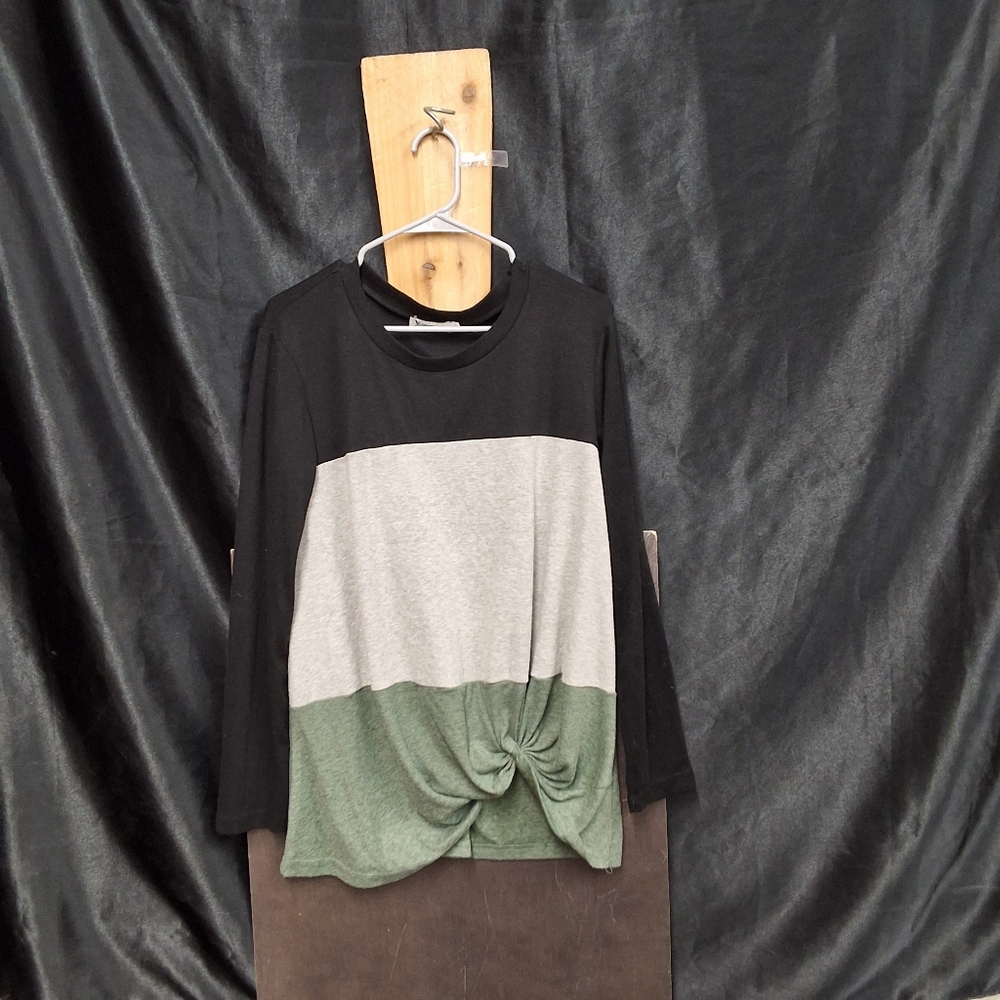 Yidarton Black Top with Multicolor Accents size womens L (Oversized) - Picture 13 of 14